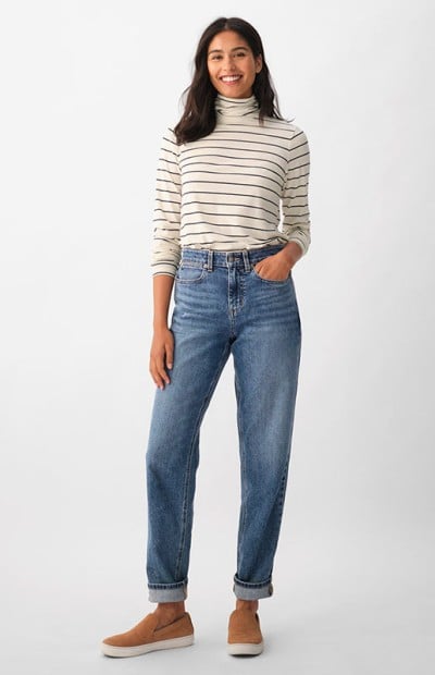 Woman wearing boyfriend jeans